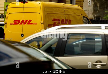 Bukarest, Rumänien - 25. Mai 2020 ein gelber DHL Lieferwagen wird auf einer Straße in der Innenstadt von Bukarest gesehen. Dieses Bild ist nur für redaktionelle Zwecke bestimmt. Stockfoto