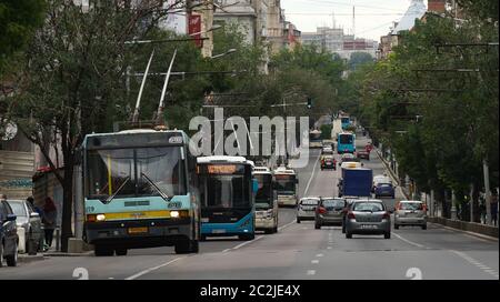 Bukarest, Rumänien - 01. Juni 2020: Bukarest Transport Society Obus und Busse sind im Verkehr auf Regina Elisabeta Boulevard in Bukarest. Stockfoto