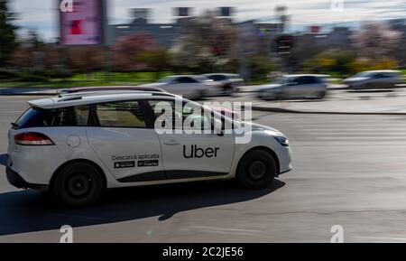 Bukarest, Rumänien - 17. März 2020: Ein Auto mit Uber-Logo ist im Verkehr auf einer Straße in Bukarest zu sehen. Stockfoto