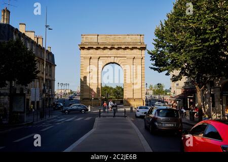 Blick auf das Burgundentor auf dem Platz Bir Hakeim vom Platz Sieger hugo, einem historischen Torbogen und Tor zur Stadt Bordeaux, Frankreich Stockfoto