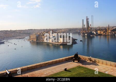 Schöne Aussicht von den oberen Barrakka Gärten von Salutierte Batterie und Grand Harbour von Valletta, Malta. Stockfoto