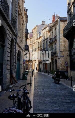 Enge alte Straßen im mittelalterlichen gotischen Teil von Bordeaux City, Frankreich Stockfoto