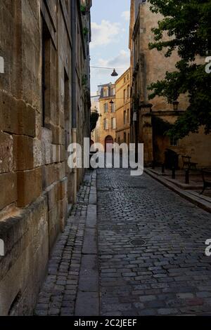 Enge alte Straßen im mittelalterlichen gotischen Teil von Bordeaux City, Frankreich Stockfoto