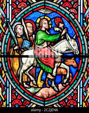 Jesus Christus reitet auf einem Esel nach Jerusalem, mit zwei Jüngern, Palmsonntag, Passionsfenster von Adolph Didron, 1860, Glasmalerei, Feltwell Kirche, Stockfoto