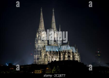 Sehenswürdigkeiten in Deutschland, beleuchtet den Kölner Dom bei Nacht Stockfoto