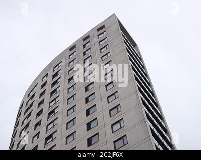 clarence House ist ein 218 Fuß hohes modernes Apartment- und Einzelhandelsgebäude in der leeds Dock Gegend vor einem grauen Himmel Stockfoto