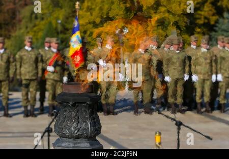 Bukarest, Rumänien - 25. Oktober 2018: Die Elitetruppen der rumänischen Armee Infanterie werden durch die ewige Flamme gesehen, die am Grab des Th brennt Stockfoto