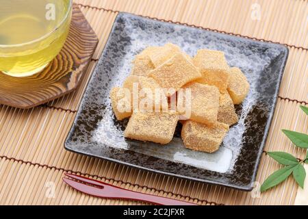 Japanische Süßwaren, Warabi mochi traditionelle Spezialitäten Stockfoto