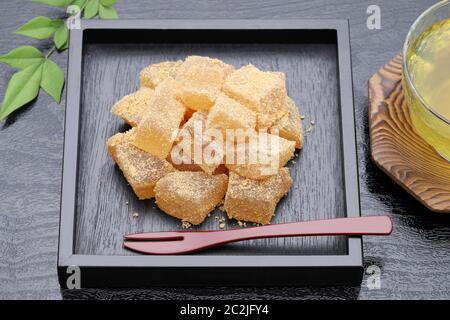 Japanische Süßwaren Warabi-mochi, japanische Süßigkeiten Stockfoto