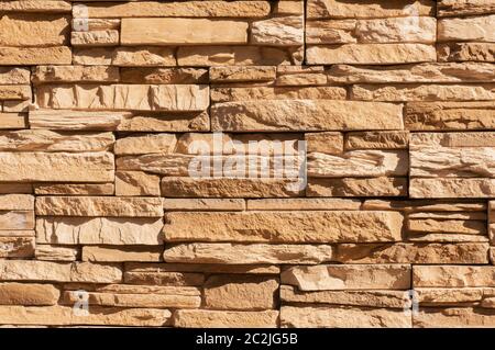 Fliesenstein Wandmuster Textur. Für Hintergrund oder Boden. Fragment einer Wand aus einem abgebrochenen Stein Stockfoto