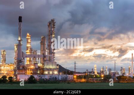 Ölraffinerie Fabrik in dunklen, Erdöl, petrochemische Anlagen Stockfoto