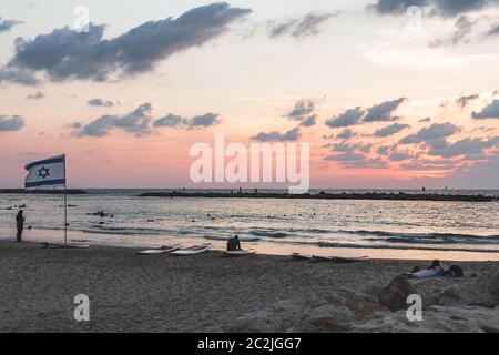 Tel Aviv/Israel-8/10/18: Israelische Flagge winkt im Wind am Strand von Tel Aviv bei Sonnenuntergang Stockfoto