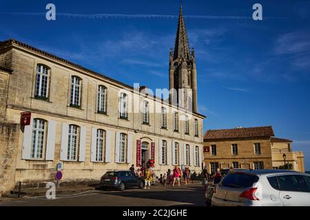 Ein Weinhaus in ehemaligen Kreuzgang Gebäude der Saint-Emillion collegekirche in Saint-Emillion, Bordeaux, Frankreich August 2019 Stockfoto