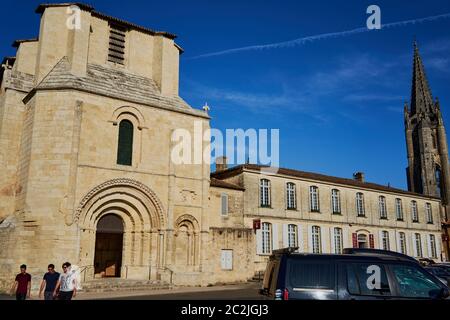 Ein Weinhaus in ehemaligen Kreuzgang Gebäude der Saint-Emillion collegekirche in Saint-Emillion, Bordeaux, Frankreich August 2019 Stockfoto