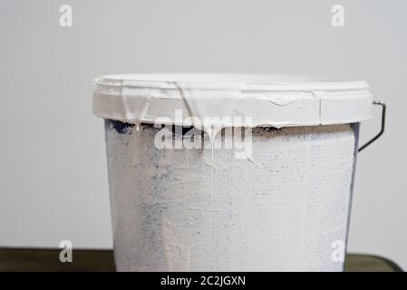Alte Farbe große Dose über weißem Hintergrund Stockfoto