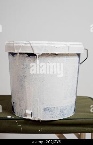 Alte Farbe große Dose über weißem Hintergrund Stockfoto