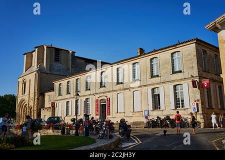 Ein Weinhaus in ehemaligen Kreuzgang Gebäude der Saint-Emillion collegekirche in Saint-Emillion, Bordeaux, Frankreich August 2019 Stockfoto