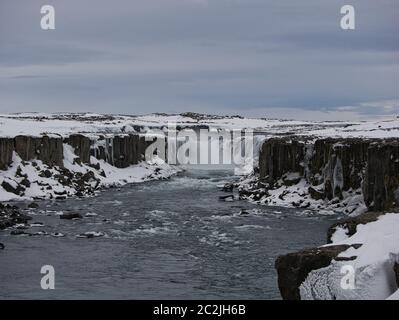 Blick auf die schneebedeckte Wasserfall Dettifoss in Island Stockfoto