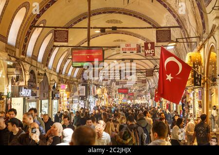 Istanbul, Türkei, 25. März 2019: Großer Basar in Istanbul, Türkei, einer der größten und ältesten überdachten Märkte der Welt. T Stockfoto