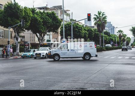 Tel Aviv/Israel-9/10/18: Magen David Adom Rettungsfahrzeug überquert eine Kreuzung in Tel Aviv trotz der Verkehrsregeln bei einem Notruf. MDA ist r Stockfoto