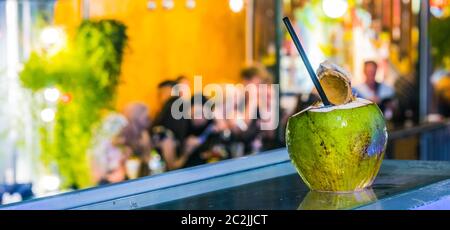 Frisches Kokosnussgetränk in der Bar an der berühmten Train Street, beliebtes Touristenziel in der Altstadt von Hanoi bei Nacht Stockfoto