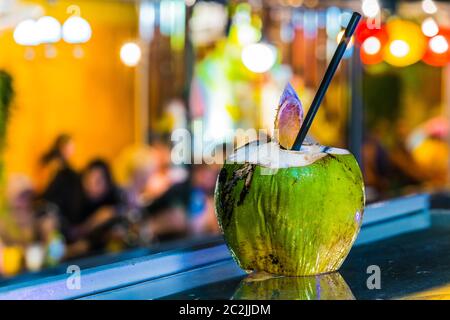 Frisches Kokosnussgetränk in der Bar an der berühmten Train Street, beliebtes Touristenziel in der Altstadt von Hanoi bei Nacht Stockfoto