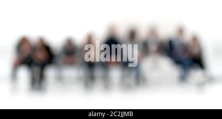 Verschwommenes Bild von jungen Geschäftsleuten, die in der Schlange stehen. Stockfoto
