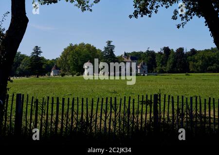 Blick über das Gelände auf das Schloss Brede (Chateau de la Brede) in der Graves-Region von Bordeaux, Frankreich Stockfoto