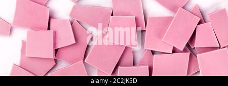 Ein Panorama von ruby Schokolade, Overhead shot auf weißem Marmor Hintergrund Stockfoto