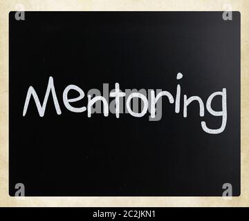 Das Wort "Mentoring" handschriftliche mit weißer Kreide auf einer Tafel Stockfoto