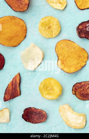 Getrocknetes Obst und Gemüse Chips, geschossen von oben. Gesunden veganen Snack, ein organischer Lebensmittel Abwicklung auf einem blauen Hintergrund legen Stockfoto