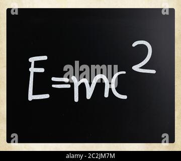 E = mc2 handschriftlich mit weißer Kreide auf einer Tafel Stockfoto