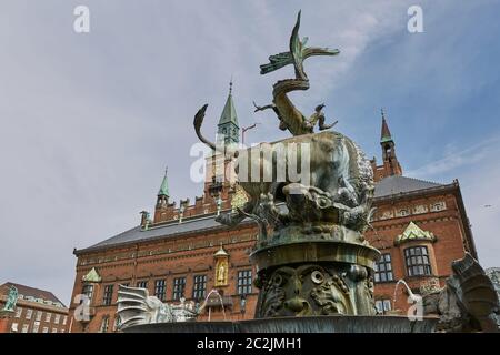 Kopenhagener Rathausplatz und alte Gebäude (Københavns Rådhus) im zentralen Bezirk Stockfoto