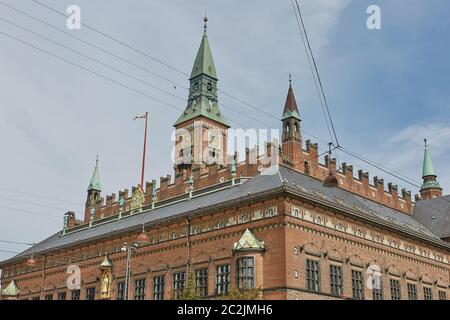 Kopenhagener Rathausplatz und alte Gebäude (Københavns Rådhus) im zentralen Bezirk Stockfoto