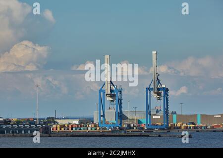 Hafenkran lädt einen Container auf Pier für den Transport von Import-Export und Business logistic in Co Stockfoto