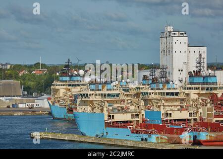 Hafenkran lädt einen Container auf Pier für den Transport von Import Export und Business logistic in Fr. Stockfoto