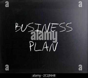 "Business Plan" handschriftlich mit weißer Kreide auf einer Tafel. Stockfoto