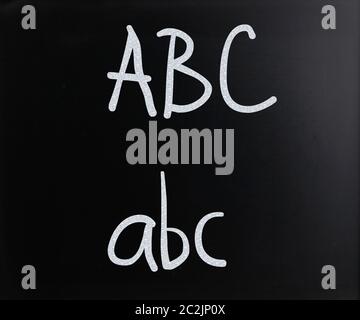 'ABC' handschriftlich mit weißer Kreide auf einer Tafel Stockfoto