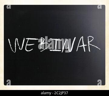 Das Wort "Webinar" handschriftlich mit weißer Kreide auf einer Tafel. Stockfoto