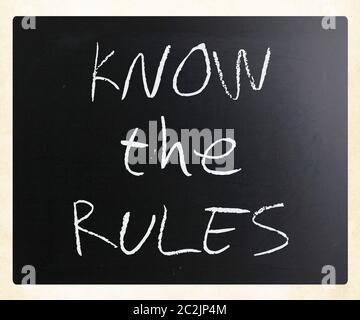 "Kennen die Regeln" handschriftlich mit weißer Kreide auf einer Tafel. Stockfoto