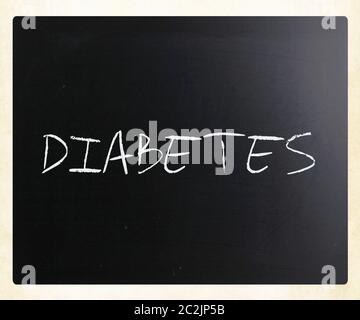 Das Wort "Diabetes" handschriftlich mit weißer Kreide auf einer Tafel. Stockfoto