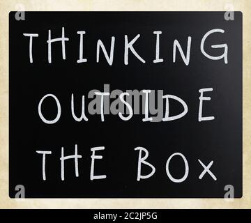 Querdenken Phrase, die handschriftliche mit weißer Kreide auf einer Tafel Stockfoto