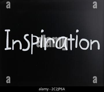 Das Wort "Inspiration" handschriftlich mit weißer Kreide auf einer Tafel Stockfoto