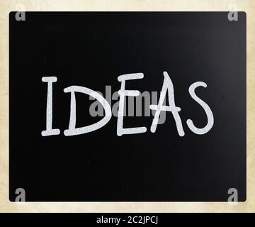 "Ideen" handschriftlich mit weißer Kreide auf einer Tafel Stockfoto