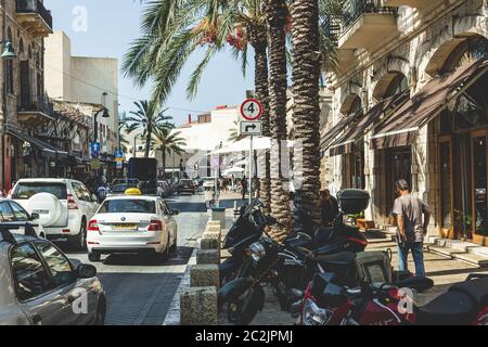 Tel Aviv/Israel-10/10/18: Verkehr auf einer Straße in der Altstadt von Jaffa in der Nähe des Jaffa Flohmarkt an einem heißen Sommertag Stockfoto