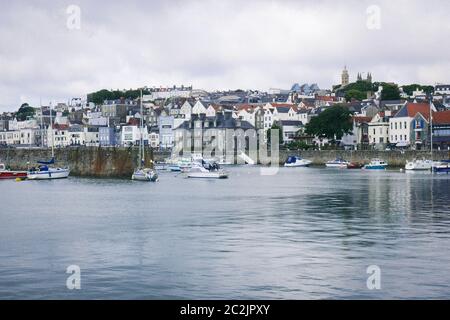 Häuser mit kleinen Booten auf dem Wasser, Orkney Inseln Schottland. Stockfoto