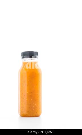 Detox Obst Smoothie Saft in einer Flasche, Diät Catering Lieferung. Isoliert auf weißem Hintergrund Stockfoto