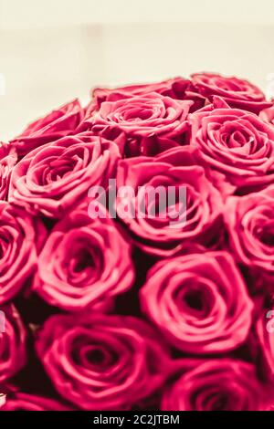 Romantischer Luxus-Strauß von rosa Rosen, Blumen in Blüte als floralen Urlaub Hintergrund Stockfoto