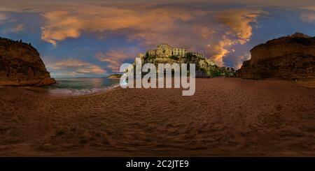 Sonnenuntergang am Strand von Tropea Stockfoto