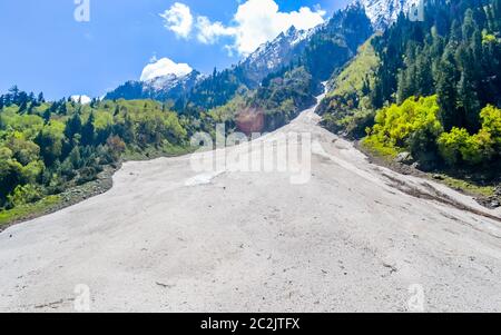 Eine steile V-förmige fluviale Tal, das von einer der Quellflüsse des fließenden Ganges Wasser mit steilen Gradienten in himalayischen Bergketten gebildet. Stockfoto